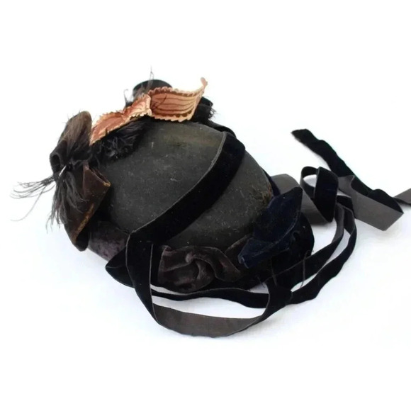 Vintage Antique 1800s / 1900s Women\'s Black Velvet Hat W/ Feathers Ties At Chin